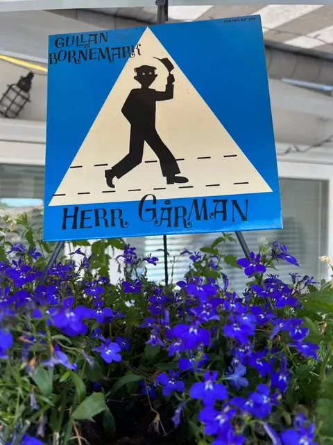 Skylten Herr Garman utanför skolan