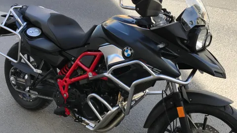 BMW-motorcykel på gatan i Örebro