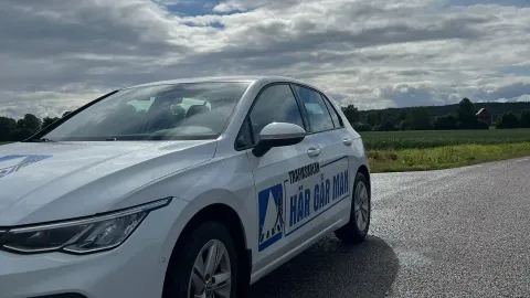 Skolbil på väg med dramatisk himmel