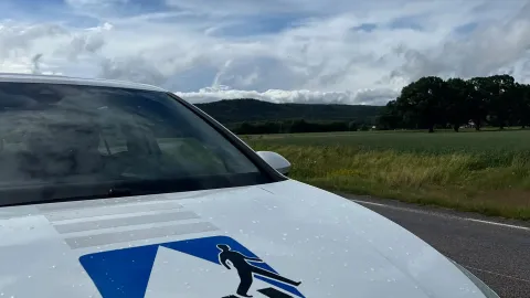 Skolbilens motorhuv med logotyp