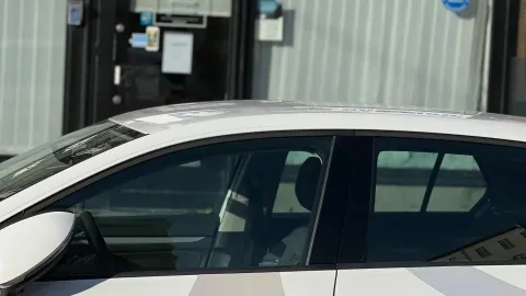 Skolbil utanför trafikskolans lokal